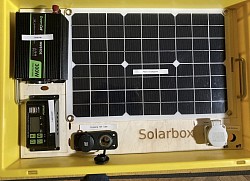 Hier eine Solarbox mit allen Bauteilen einer Photovoltaikanlage: Solarpaneel, Laderegler Wechselrichter und Akku.